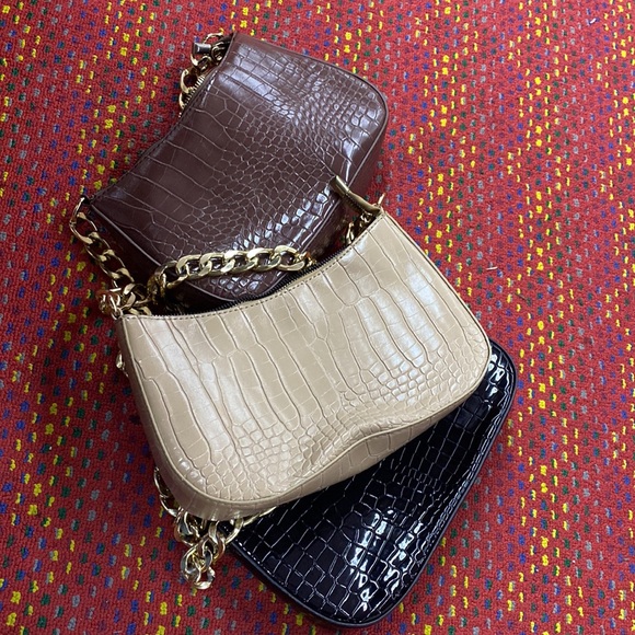 Handbags - Picture 4 of 4